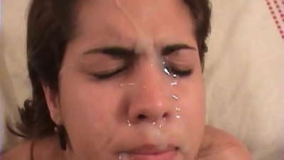 സുന്ദരിയായ ലാറ്റിൻ ബ്രൂണറ്റിന് പരുക്കൻ ലൈംഗികതയുണ്ട്